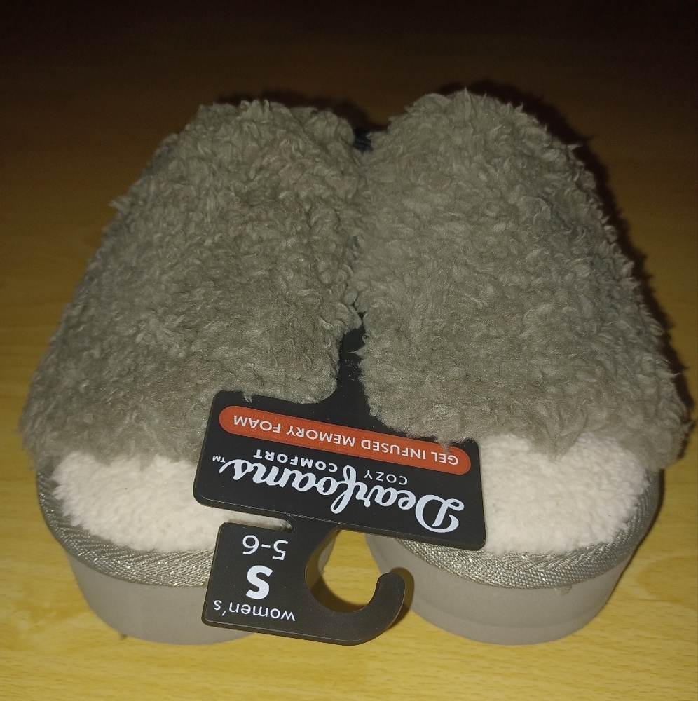 Dearfoams Plush Gray and Cream Slippers NWT / 5-6